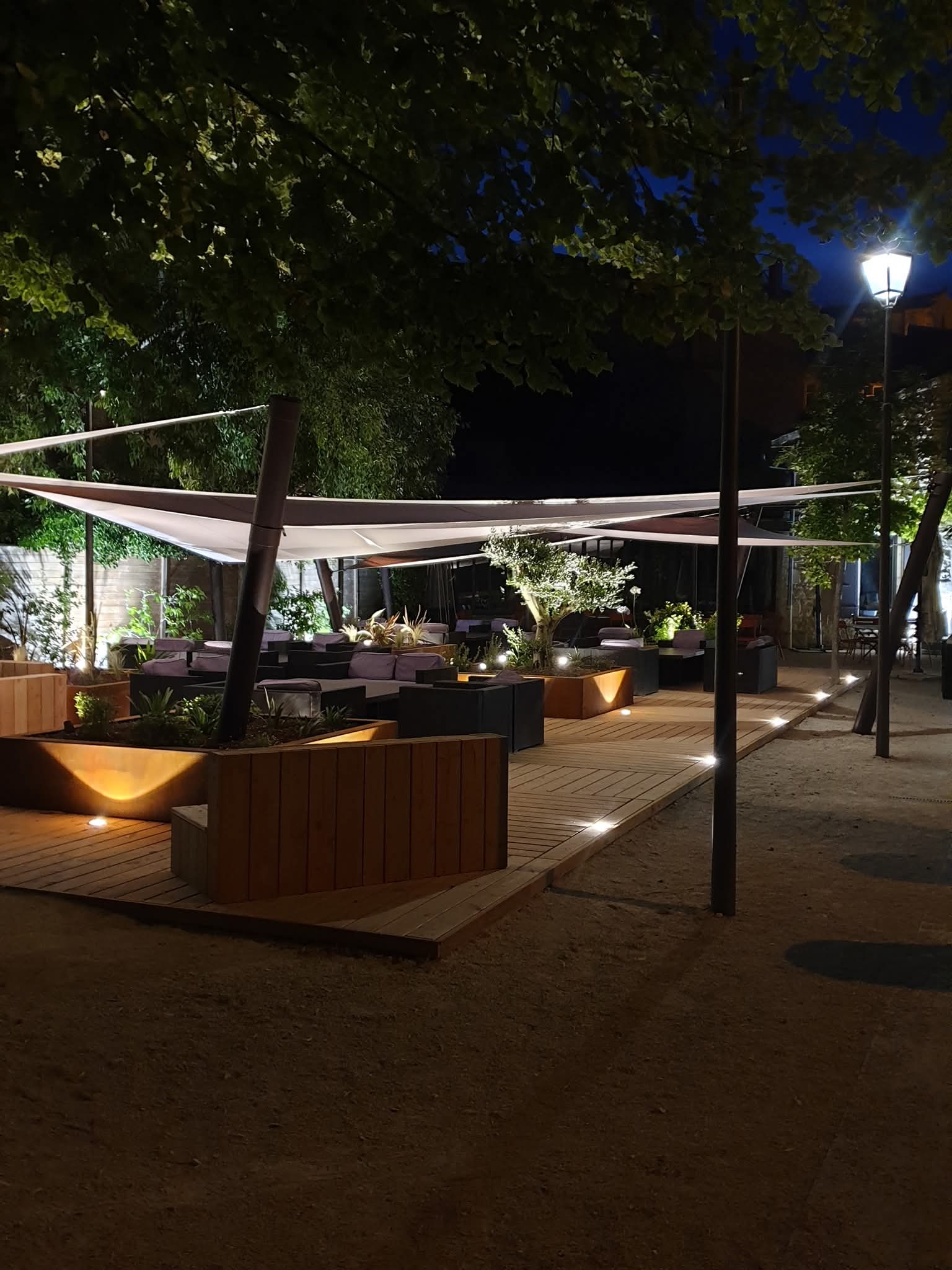 Éclairage extérieur d'une terrasse lounge de nuit